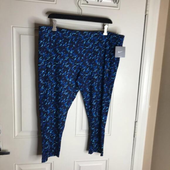 Nike Essential Women's Tight Fit Crop Leggings NEW ~ Size 2X - Picture 1 of 6